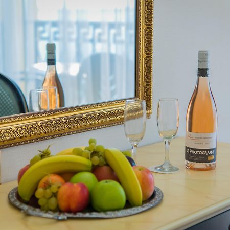 Imperial Palace Hotel 써니비치 외부 사진 A bottle of wine and fruit