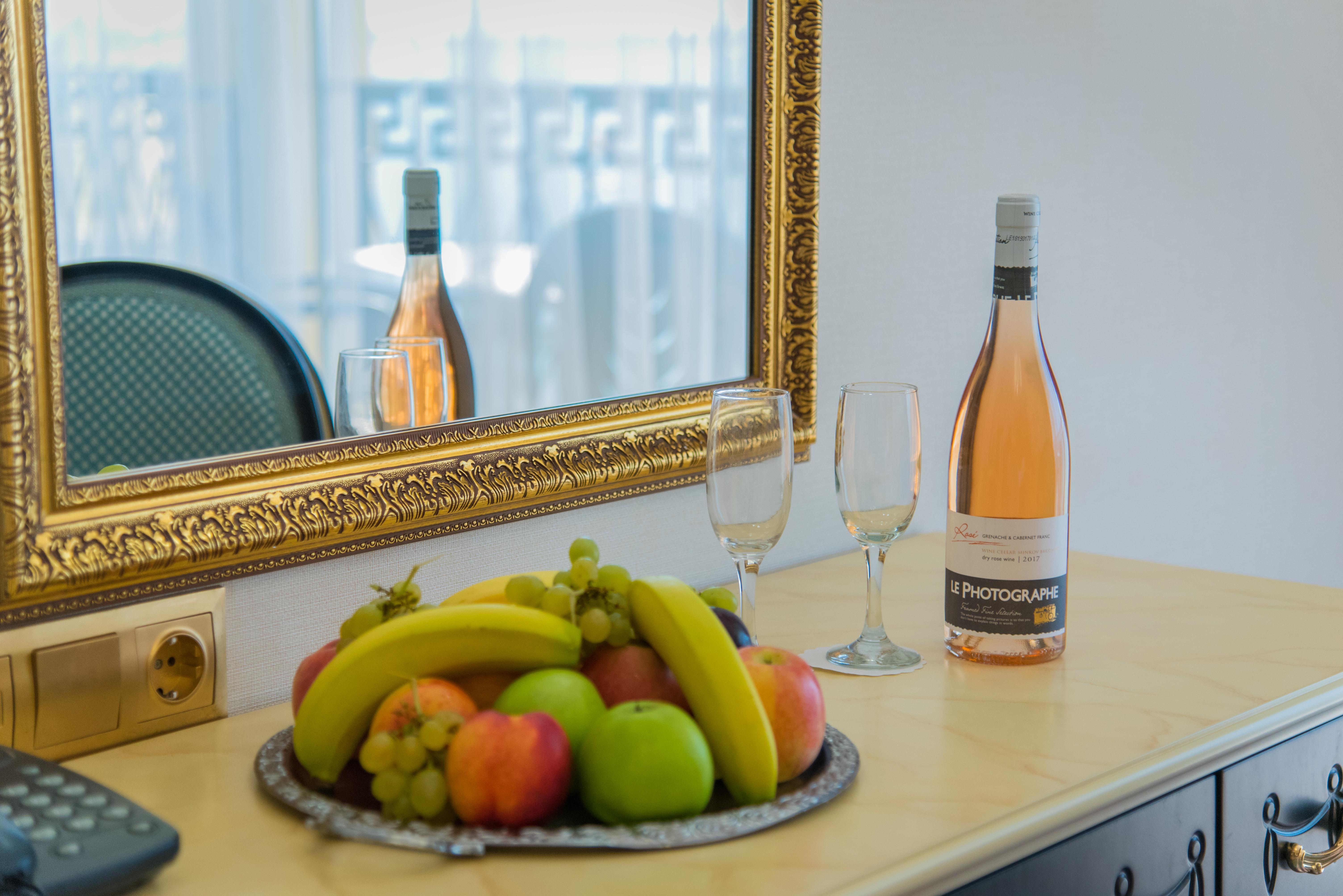 Imperial Palace Hotel 써니비치 외부 사진 A bottle of wine and fruit