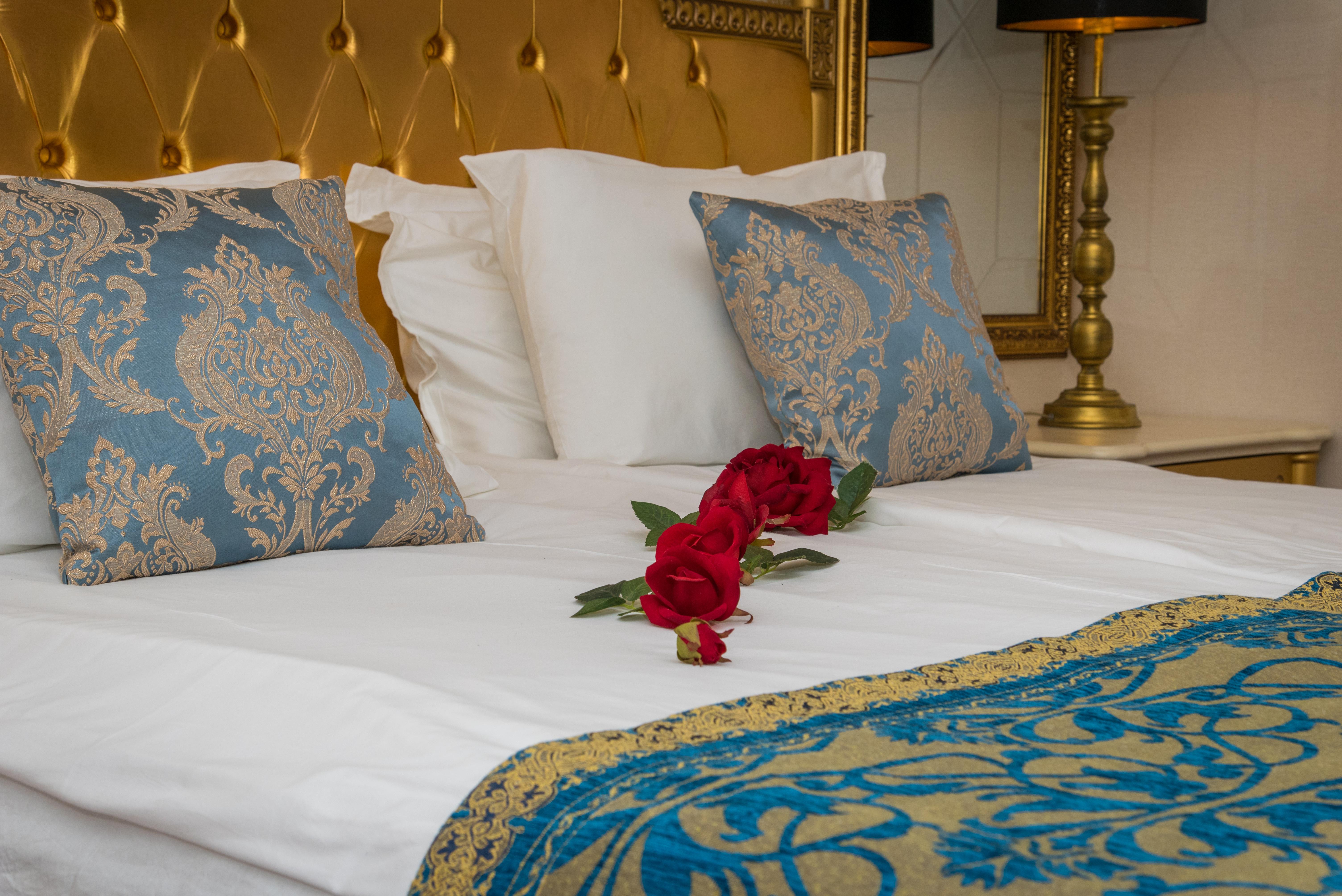Imperial Palace Hotel 써니비치 외부 사진 A bed with a bed runner