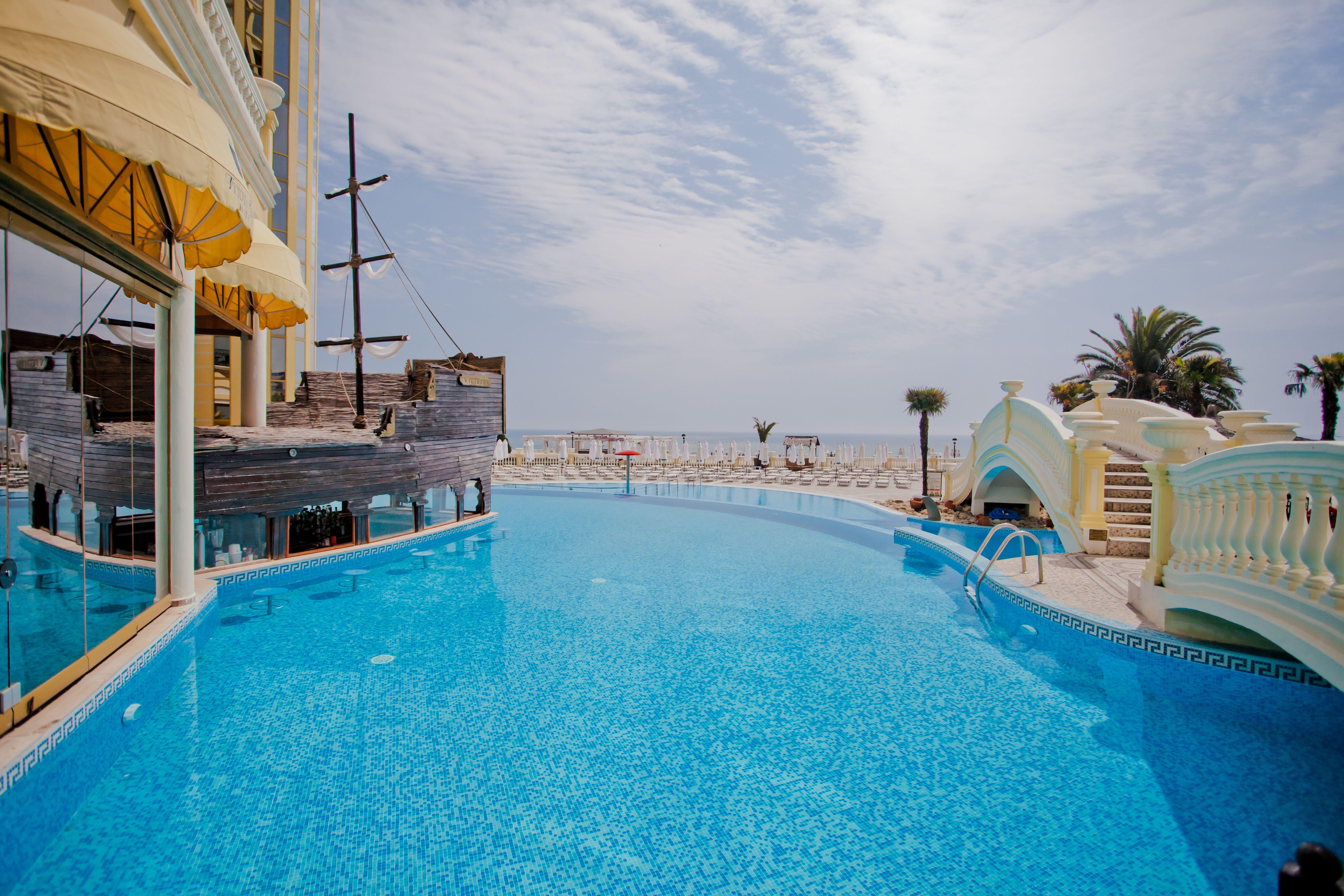 Imperial Palace Hotel 써니비치 외부 사진 Infinity pool at the Grand Hotel