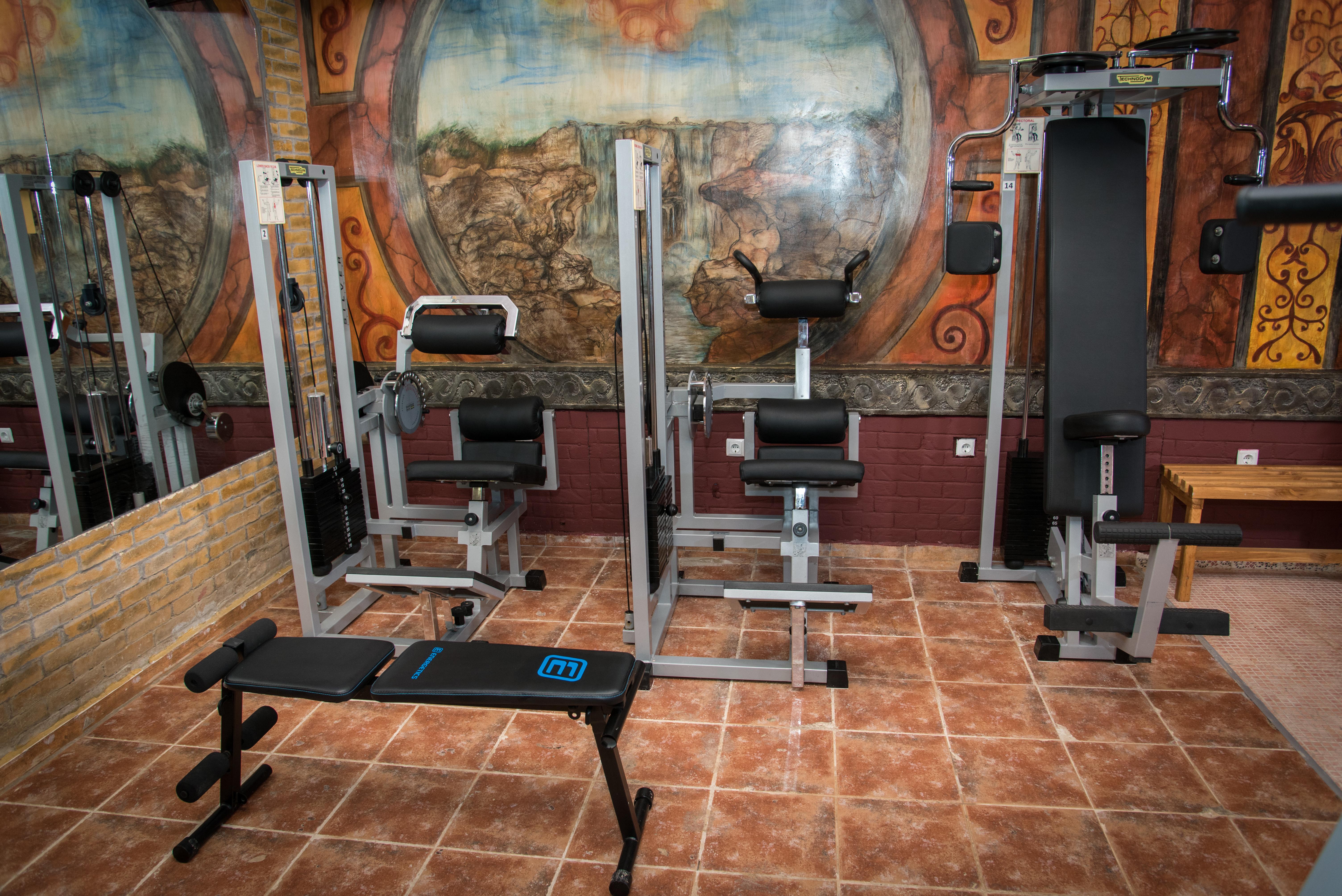 Imperial Palace Hotel 써니비치 외부 사진 A typical home gym