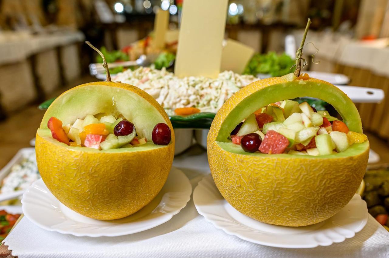 Imperial Palace Hotel 써니비치 외부 사진 Fruit salad in pomelo