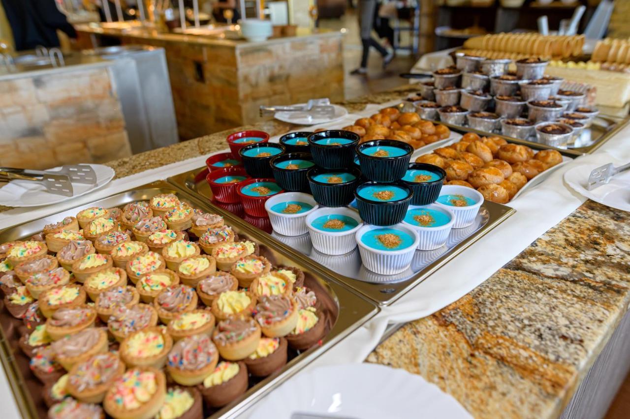 Imperial Palace Hotel 써니비치 외부 사진 A selection of desserts at a buffet