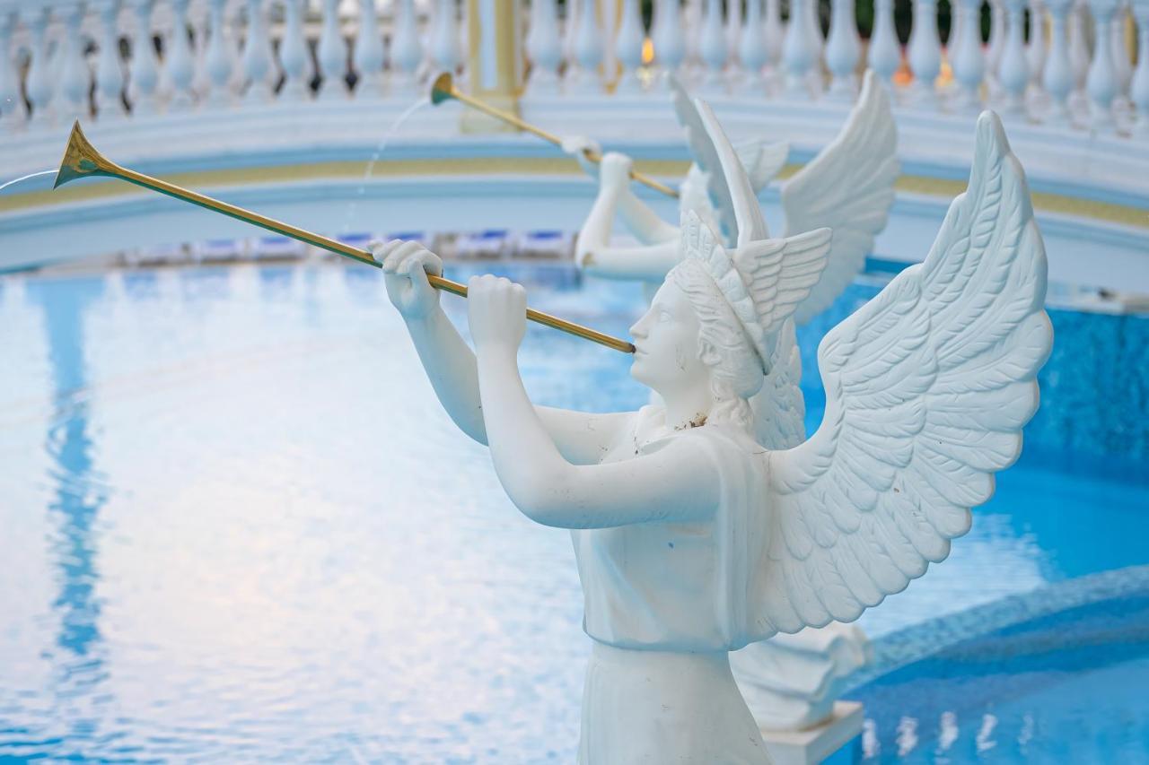 Imperial Palace Hotel 써니비치 외부 사진 Angel statue at the fountain