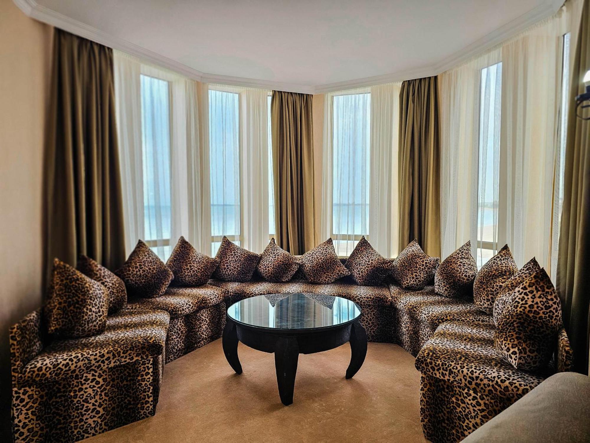 Imperial Palace Hotel 써니비치 외부 사진 A Moroccan-style living room